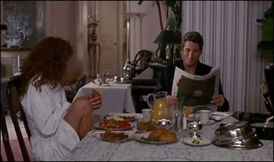 Le client propose à la prostituée de l'engager comme escort girl. Pour combien de temps ?