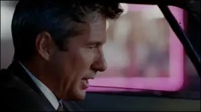 Quelle est la marque de la voiture que conduit le client au début du film ?