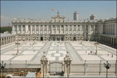 Quel est ce palais en Z situé dans la banlieue de Madrid et résidence du roi d'Espagne ?