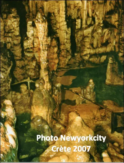 Quelle est cette grotte en Z qui dispose de magnifiques stalactites et stalagmites, elle est située sur les pentes du mont Ida en Crète ?