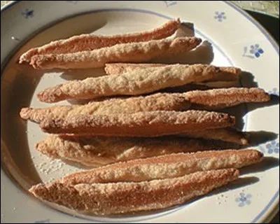 Quel est ce biscuit en Z à base de farine de blé, d'huile d'olive, de sucre, de muscat et parfumé à l'arôme de vanille ?