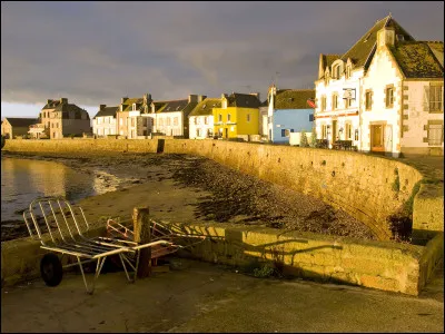 Quelle île est située à 9 km de la pointe du Raz ?