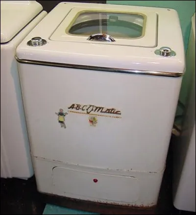 En quelle année John Chamberlain invente-t-il la machine à laver le linge automatique ?