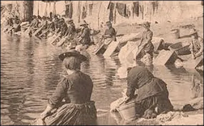 Comment se nommaient les femmes chargées de cette tâche domestique ?