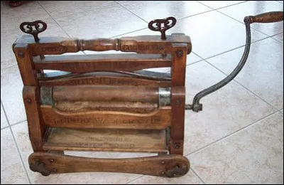 Voici une essoreuse constituée de deux rouleaux qui écrasaient le linge pour en extraire l'eau. Comment était t-elle nommée au début du XXe siècle ?