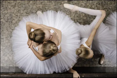 Dans la hiérarchie de l'Opéra de Paris, quel est le cinquième échelon pour un danseur (grade le moins élevé) ?
