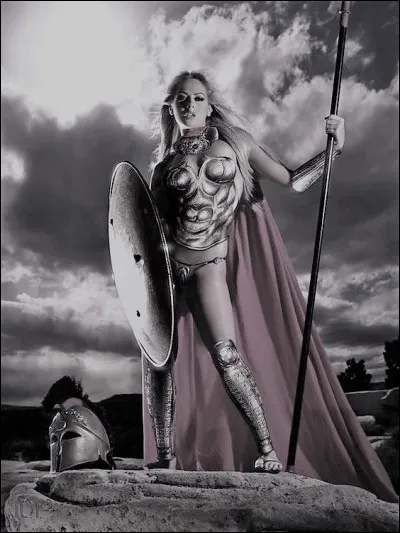 Reine de Sparte du IIIe siècle av J. -C aidant les soldats à défendre la ville pendant l'attaque de Pyrrhus d'Épire. Qui est-elle ?