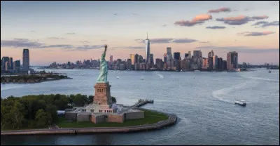 Elle se dresse à l'entrée du port de New York depuis
le 28 octobre 1886. En présence de quel président des 
États-Unis, la statue de la Liberté fut-elle inaugurée ?