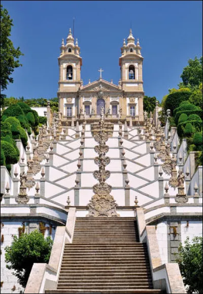 Cet endroit domine la ville de Braga au nord du Portugal. Quel nom porte-t-il ?