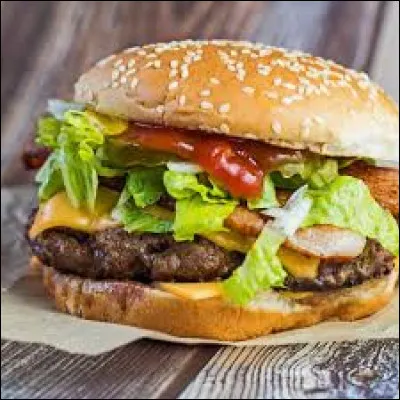 Le hamburger vient évidemment...