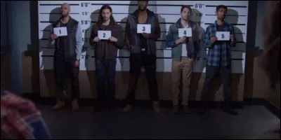 Il y a quatre suspects. Un des quatre a cambriolé une maison. Numéro 1 dit quil était chez lui. Numéro 2 dit quil était en vacances. Numéro 3 dit quil a jamais entendu parler de ce cambriolage. Numéro 4 dit que cest sa famille qui a été cambriolée. À votre avis, qui ment ?