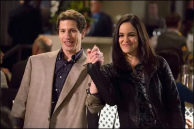 Holt vous met en groupe de deux pour résoudre une affaire de police. Qui allez-vous choisir ?