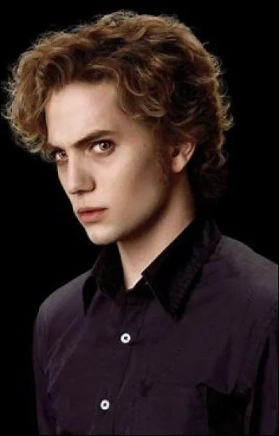 Comment se prénomme le petit ami d'Alice Cullen ?