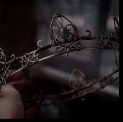 Une forme humanoïde, floue et luisante se tient devant toi...