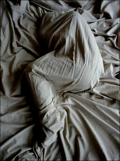 En fouillant dans tes poches, tu trouves des objets te provoquant des flash-back d'une étrange forêt...