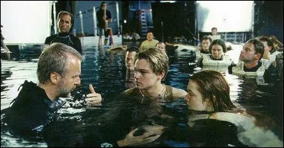 Quel film est-on en train de tourner dans une piscine ?