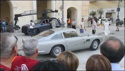 Quel film est-on en train de tourner avec une belle Aston Martin ?