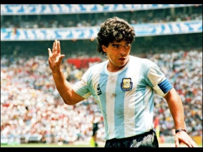 Quel footballeur est tristement mort le 25 novembre 2020 ?