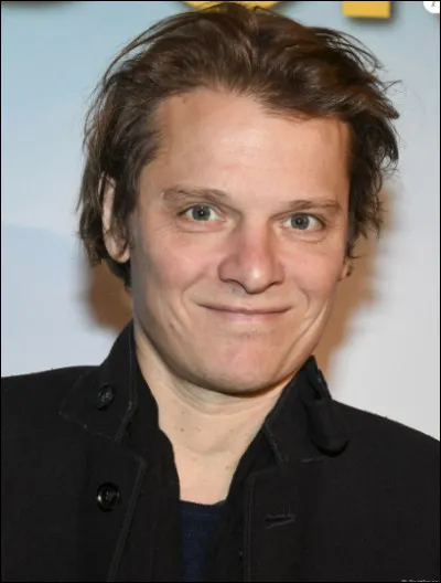 Qui est cet artiste en B, un auteur-compositeur-interprètre français ?