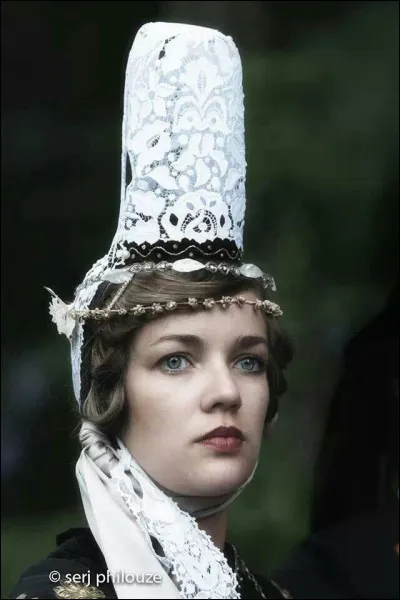 Quelle est cette coiffe en B portée par les femmes bretonnes lors des cérémonies ?