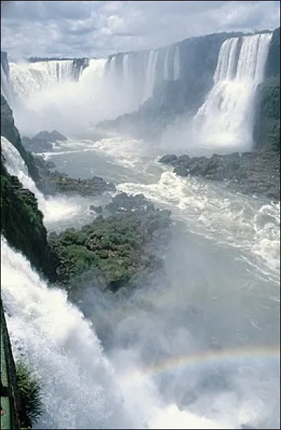 Les chutes d'Iguazú en guarani signifie...