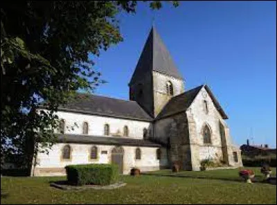 Voici l'église Saint-Pierre-et-Saint-Paul, à Machault. Commune de l'arrondissement de Vouziers, elle se situe ...