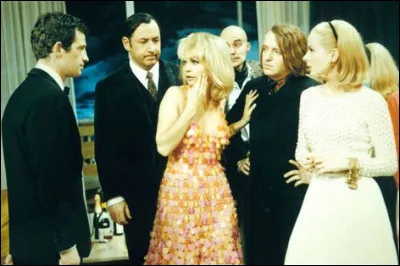 Dans ce film, elle est Muriel, la maîtresse de Dumonceaux, personnage interprété par ...