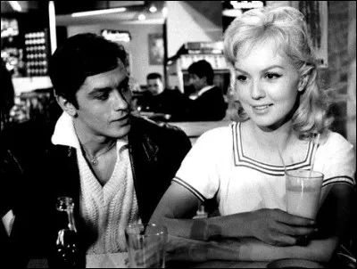 Elle est Sabine qui, avec ses amies Agathe et Hélène, décide d'empoisonner Julien (Delon) : quel est ce film de Michel Boisrond ?