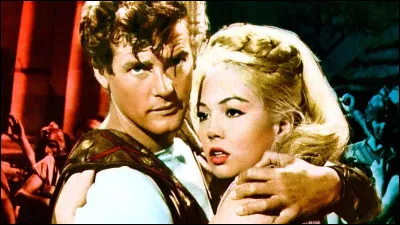 Elle est Réa dans ce péplum, aux côtés de Roger Moore qui est Romulus :