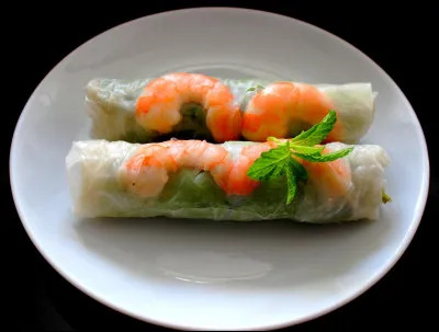 Quel est ce mets en R, une spécialité vietnamienne composée d'une galette de riz crue farcie de viande, de légumes et de crevettes ?