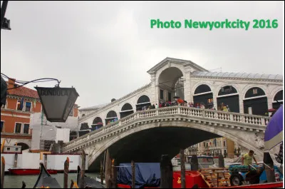 Quel est ce pont en R qui traverse le Grand Canal de Venise, le plus ancien (1588) et plus célèbre pont de la ville ?