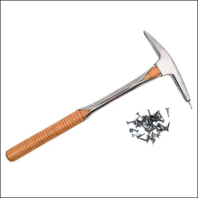 Quel est cet outil en R, un marteau de tapissier avec un manche en bois et un fer spécifique adapté aux clous à enfoncer ?