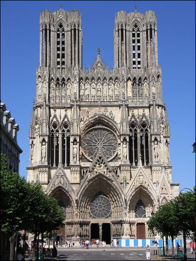 Quelle est cette ville en R, surnommée "la ville des sacres" car un très grand nombre de rois de France furent couronnés dans la cathédrale Notre-Dame ?