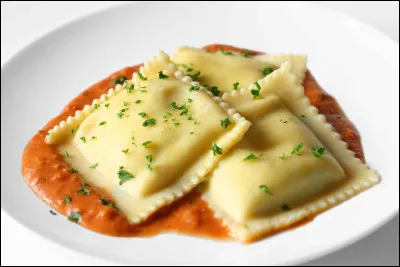 Quel est ce mets en R, une spécialité italienne de pâtes farcies avec de multiples variantes ?