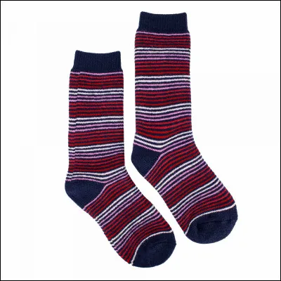 Un homme se réveille chez lui, dans le noir complet. Dans son tiroir, il y a 6 chaussettes noires, 4 blanches et deux rouges. Combien doit-il prendre de chaussettes au minimum pour être certain davoir deux chaussettes de la même couleur ?