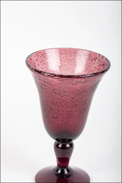 Combien de gouttes d'eau peut-on mettre dans un verre vide ?