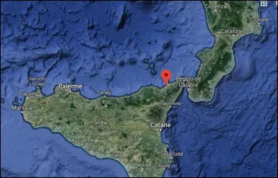 Ces deux créatures monstrueuses sont en réalité la personnification de deux dangers maritimes ou ''écueils'', un tourbillon et un rocher aux parois lisses, placés de part et d'autre d'un détroit séparant la péninsule italienne de l'île de Sicile...