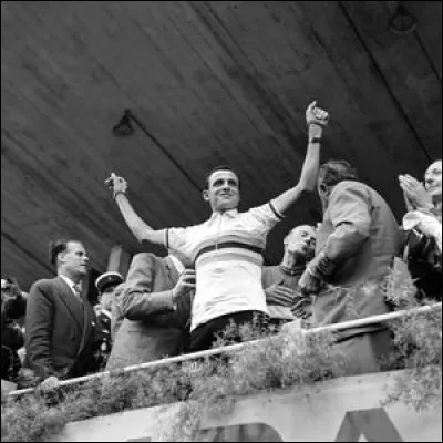 Il est champion du monde sur route en 1958 : comment remporte-t-il l'épreuve ?