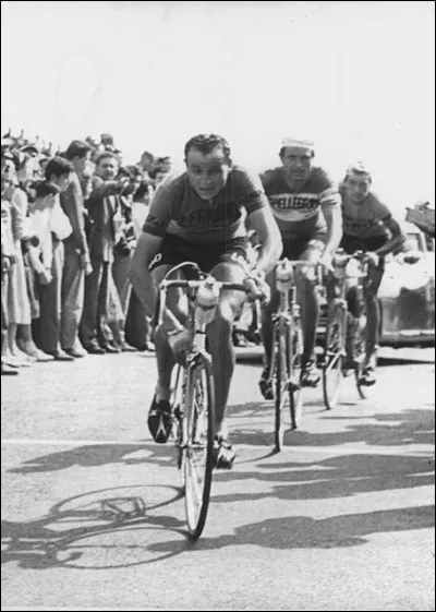 Il remporte le Tour d'Italie la même année : il domine un grand grimpeur, favori du Giro, dans les épreuves contre la montre et aussi dans les Dolomites ; il s'agit de ...