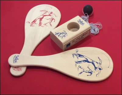 Quel est ce jeu en J, d'inspiration pelote basque qui comporte une balle reliée à un socle par un élastique et 2 raquettes pour jouer ?