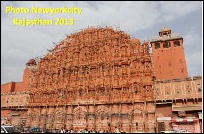 Quelle est celle ville en J, capitale de l'État indien du Rajasthan, cité historique et touristique ?