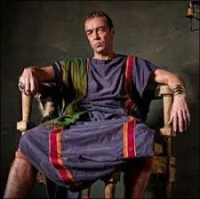 Déserteur, il est finalement capturé et vendu comme esclave en l'an -74. Il est acheté par le propriétaire d'une troupe de gladiateurs qui a repéré sa force et son charisme exceptionnel. Quel est le nom de ce laniste qui va former Spartacus à la gladiature ?
