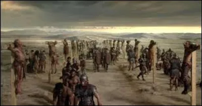 En l'an -73, Spartacus et 70 de ses compagnons gladiateurs parviennent &agrave; s'&eacute;vader du ludus dans lequel ils &eacute;taient enferm&eacute;s. Se joignent &agrave; eux des centaines d'esclaves travaillant dans les grandes exploitations agricoles de Campanie (Latifundia). Les r&eacute;volt&eacute;s se r&eacute;fugient sur quel site situ&eacute; pr&egrave;s de Naples ?