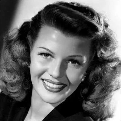 Dans une sc&egrave;ne mythique du film "Gilda", quel v&ecirc;tement Rita Hayworth retire-t-elle de mani&egrave;re sensuelle ?