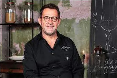 Dans quel feuilleton télévisé le chef Michel Sarran a-t-il tenu son propre rôle durant quelques épisodes en 2022 ?