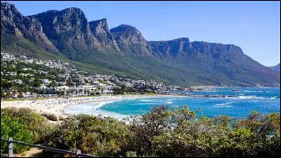 De quelle couleur le sable se trouvant dans le désert du Kalahari est-il ?