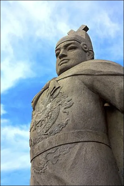 Au début du XVe siècle, cet amiral chinois atteint Java, Ceylan et Calicut avec 30 000 hommes. Il s'appelle...