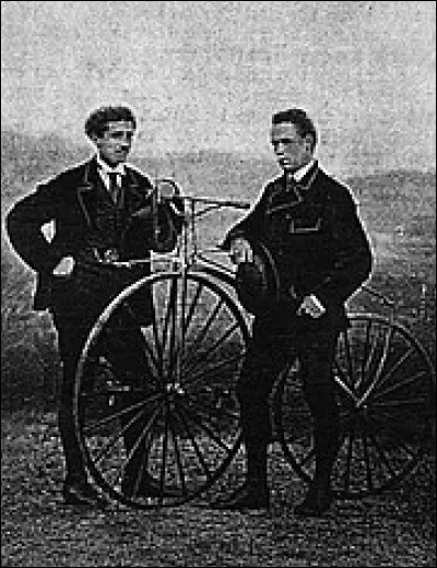 La première course cycliste de ville à ville s'est déroulée le 7 novembre 1869 et a été remportée par James Moore. Quelles villes étaient concernées ?