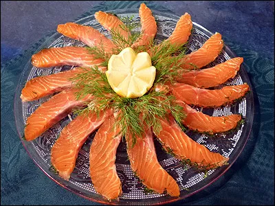 Nous commençons le repas par un gravlax de saumon. Avec quoi est-il aromatisé ?