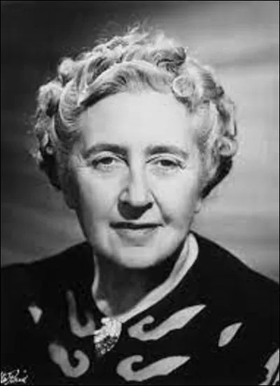 Littérature : 
Le 23 mai 1923 paraît la nouvelle policière d'Agatha Christie, ''La Boite de chocolats''. De ces héros de romans, lequel est mis en avant ?